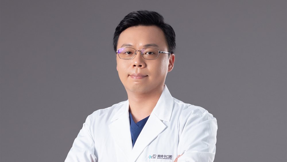 黄丞蔚 副主任医师